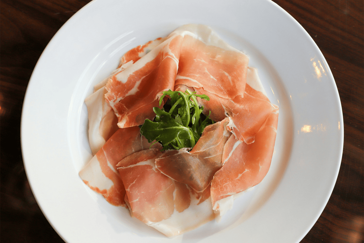 Origine carne suina in etichetta di prosciutto e salumi