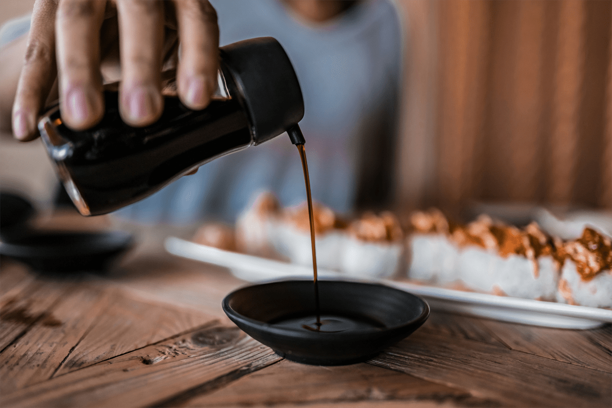 Etichetta dei condimenti monodose in pokè e food delivery